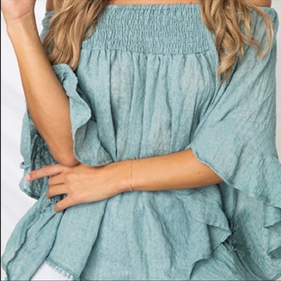 ❗️NEW ARRIVAL❗️Ruffled Off-Shoulder Top - Picture 2 of 4